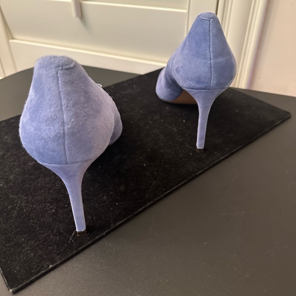 Banana Republic women’s Blue Suede Pump. - Picture 4 of 8